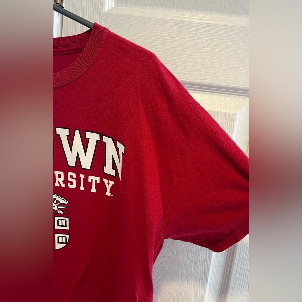 Brown University  maroon  100% cotton 
Size Large Mens T-Shirt
Worn once. - Picture 8 of 10